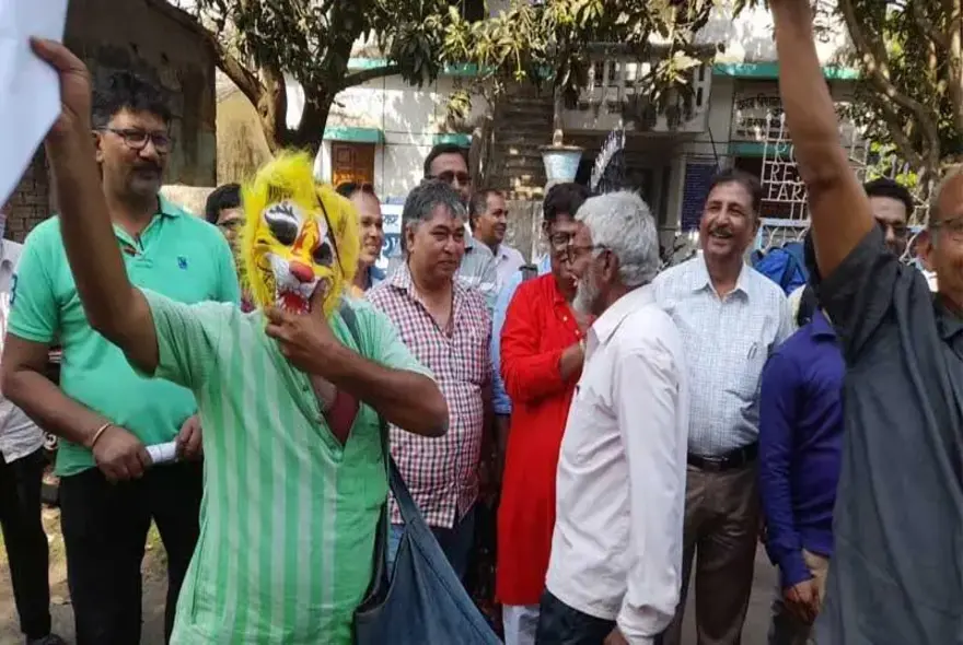 DA'র দাবিতে ধর্মঘটে শামিল হওয়ার শোকজ, 'হ্যাপি শোকজ ডে' পালন করে জবাব ধর্মঘটীদের